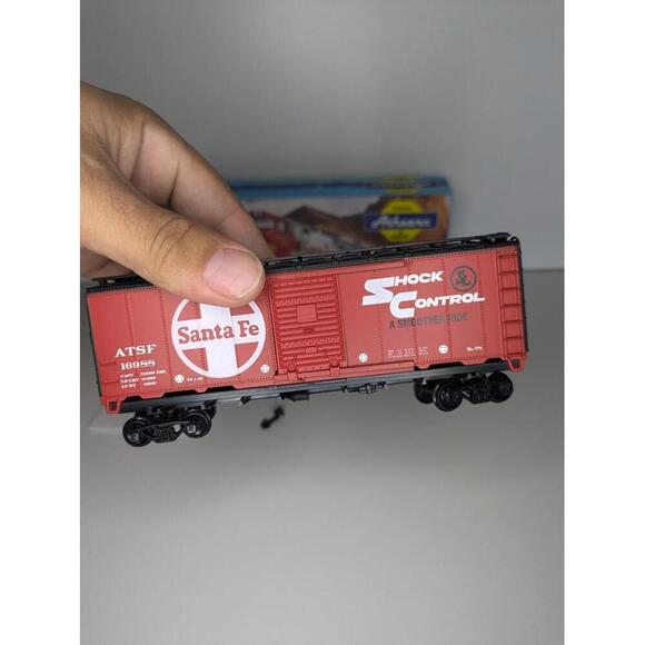 HO Athearn Santa Fe ATSF 16988 40' Shock Control Box Car w/ Kadees Metal Wheels - Picture 3 of 6